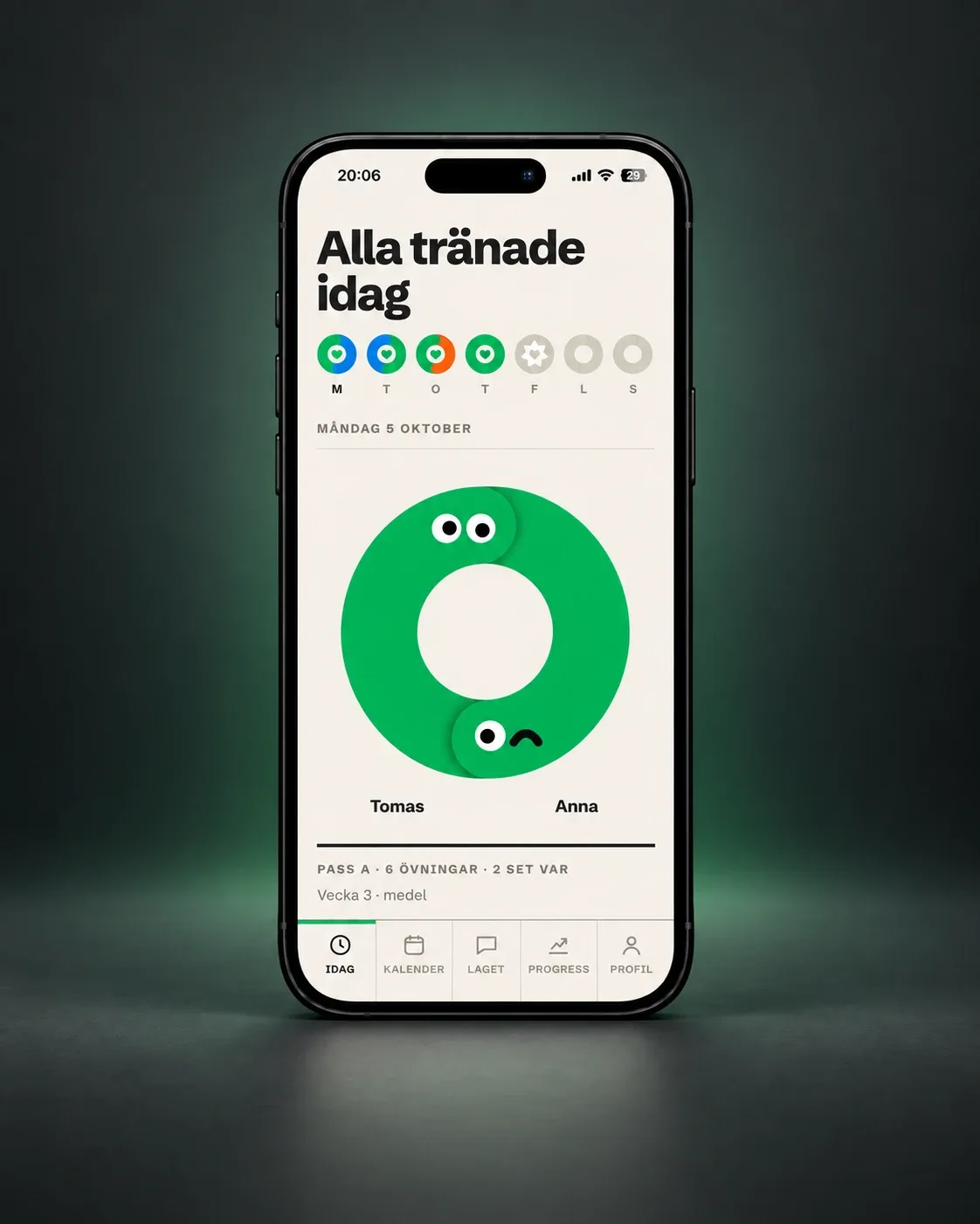 En telefon med appen Teamie mot mörkgrön bakgrund